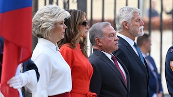Rania de Jordania desafía el protocolo al no quitarse las gafas de sol en una recepción en Praga: ya lo hizo en el funeral del rey Harald