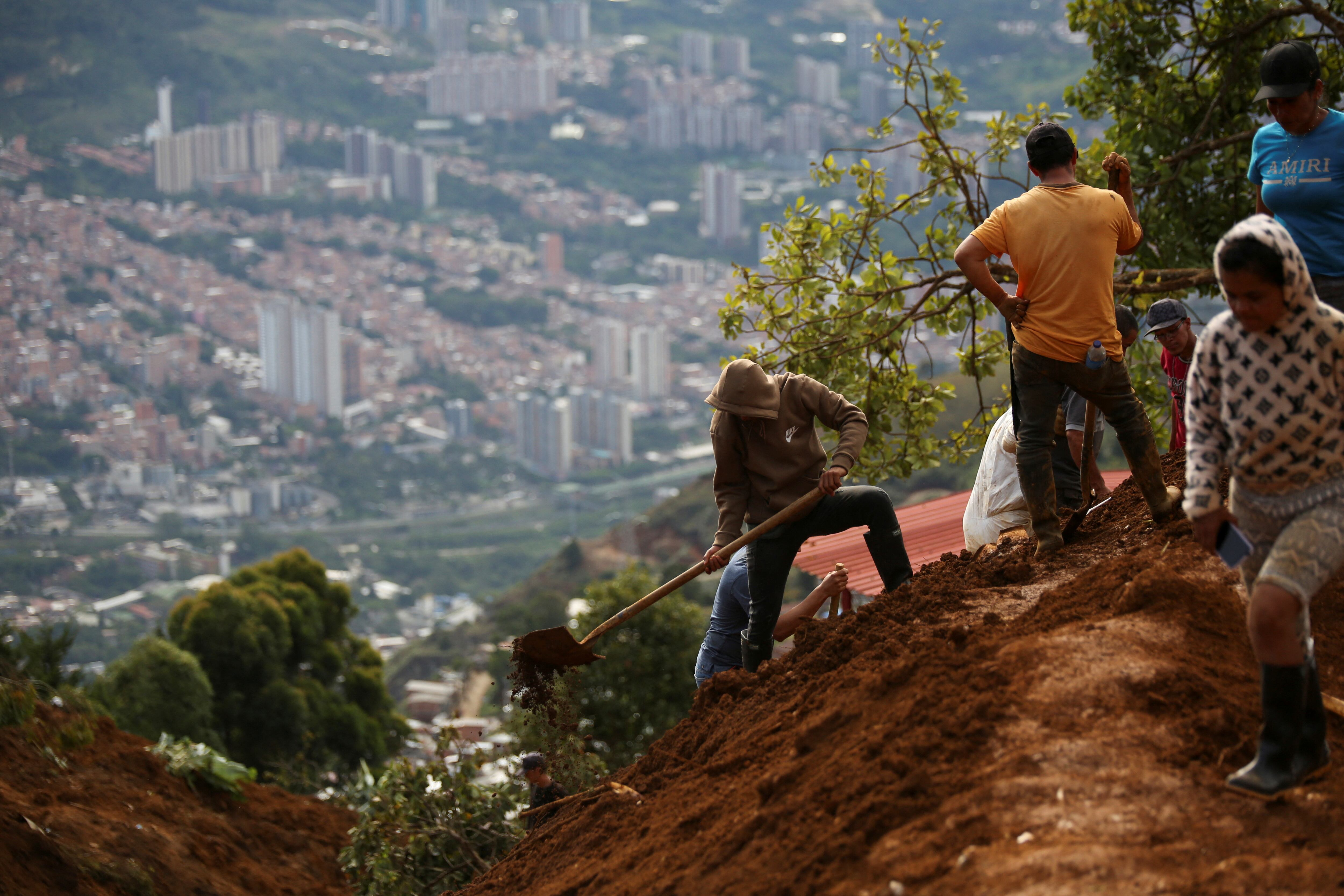 La comunidad se sumó a las labores de búsqueda de sus seres queridos y allegados - crédito Juan David Duque/REUTERS