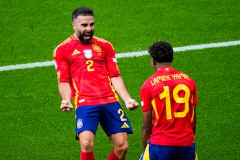 Carvajal celebra un gol con Lamine Yamal en la Eurocopa de 2024. (AP Foto/Petr Josek)