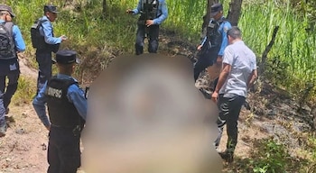 Agentes policiales y peritos forenses resguardan la escena en Tambla, Lempira, donde se localizaron los restos calcinados (Cortesía: Canal 20 Copán Ruinas).