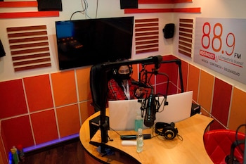La periodista Belkis Paz transmite en la cabina de una radio comunitaria en la sede de la Red de Desarrollo Sostenible (RDS), en Tegucigalpa (Honduras). EFE/ Gustavo Amador