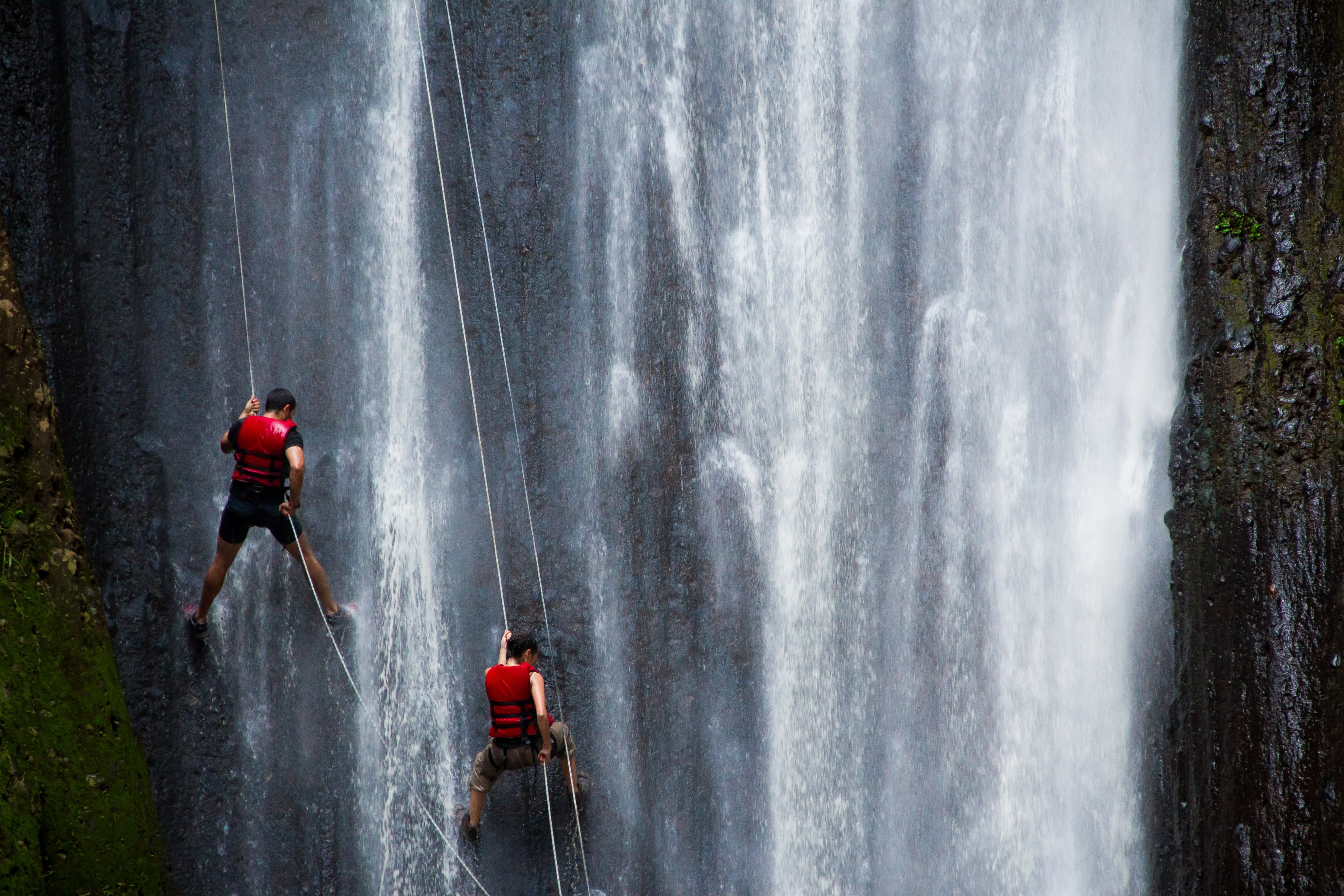 El Salto el Escuco es una cascada ubicada en Santo Domingo de Guzmán, en el departamento de Sonsonate, El Salvador. Este sitio natural destaca por su entorno de vegetación y aguas claras, que forman una poza ideal para el baño. El lugar es visitado por turistas locales y extranjeros, interesados en disfrutar de un ambiente tranquilo y paisajístico./ (MITUR)