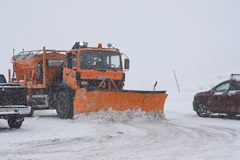 Una máquina quitanieves en una