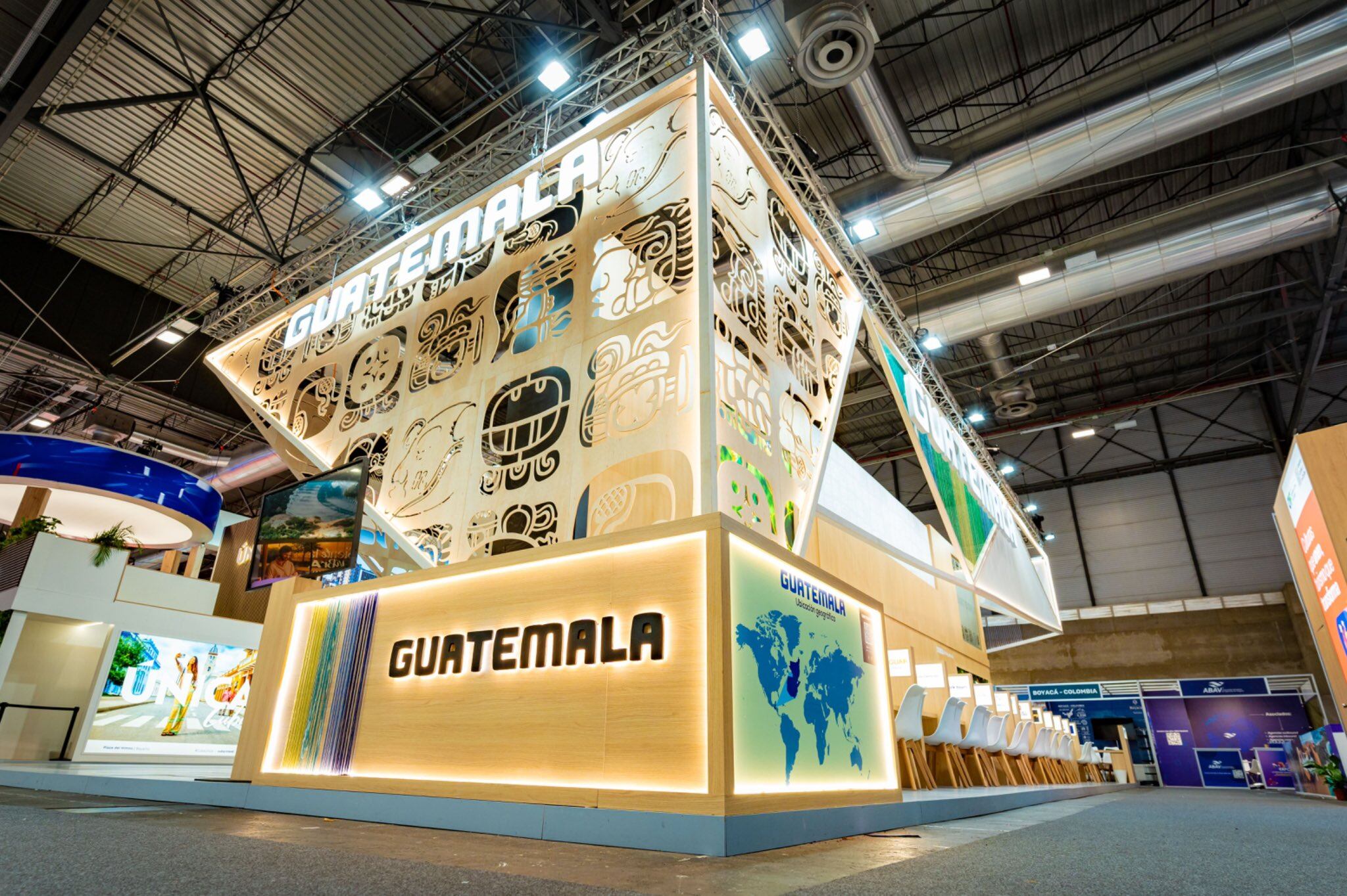 El stand de Guatemala en Fitur 2026 incluyó elementos tradicionales y tecnología. / Cortesía Gobierno de Guatemala