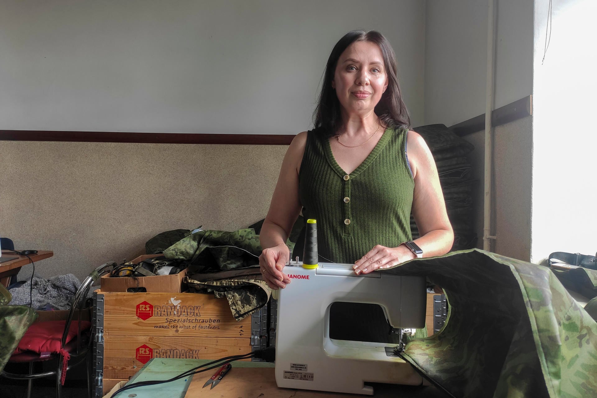 ACOMPAÑA CRÓNICA: UCRANIA GUERRA - KOVEL (UCRANIA), 03/08/2026.- Oleksandra Samokha, una contable desplazada de Zaporiyia, acude al taller para ayudar a producir ponchos antidrones que protejan a los soldados ucranianos de los drones rusos, este lunes, en Kovel (Ucrania) EFE/ Rostyslav Averchuk