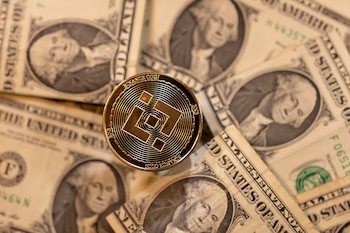 Una representación de la criptomoneda virtual Binance sobre billetes de dólar estadounidense (REUTERS/Dado Ruvic)
