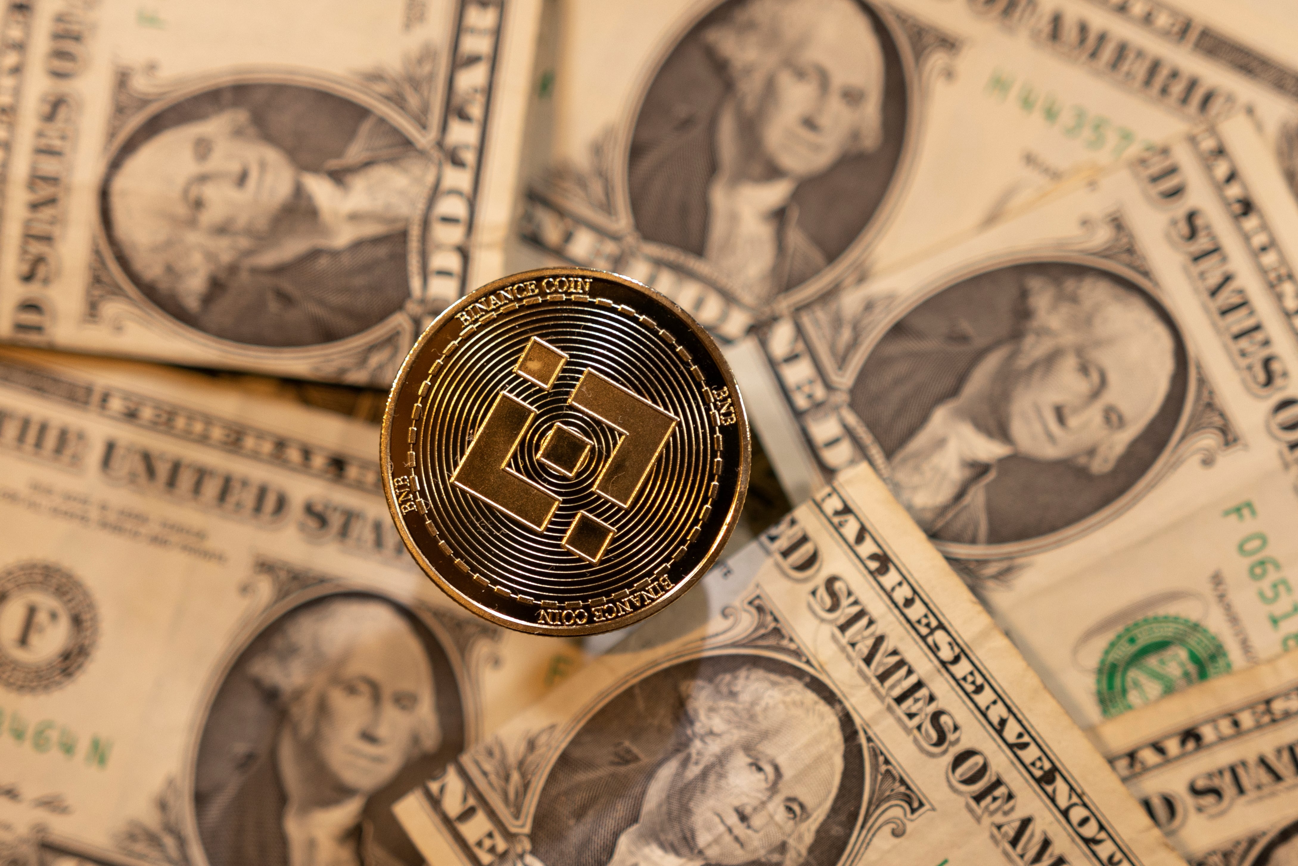 Una representación de la criptomoneda virtual Binance sobre billetes de dólar estadounidense (REUTERS/Dado Ruvic)