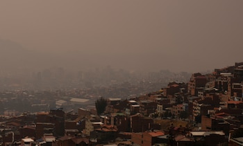Humo de incendios forestales llena el aire el jueves 5 de septiembre de 2024, en La Paz, Bolivia (AP Foto/Juan Karita)
