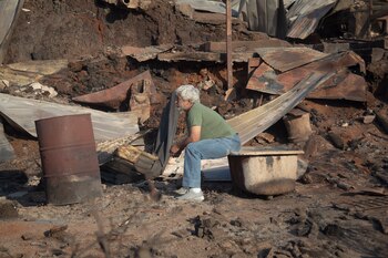 Un hombre mira la destrucción