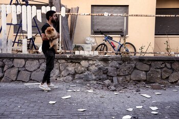 Un hombre sostiene a su