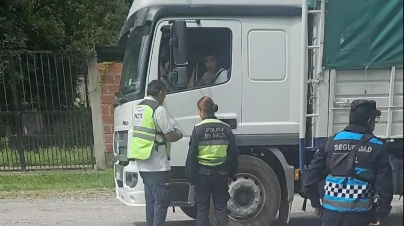 Los controles incluyeron la supervisión de documentación, el cumplimiento de normativas de tránsito y las condiciones de transitabilidad de los camiones, con el fin de garantizar que el transporte de minerales se realice bajo estándares adecuados (Foto: Gobierno de Salta)