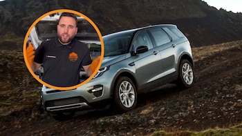 Un mecánico habla en su