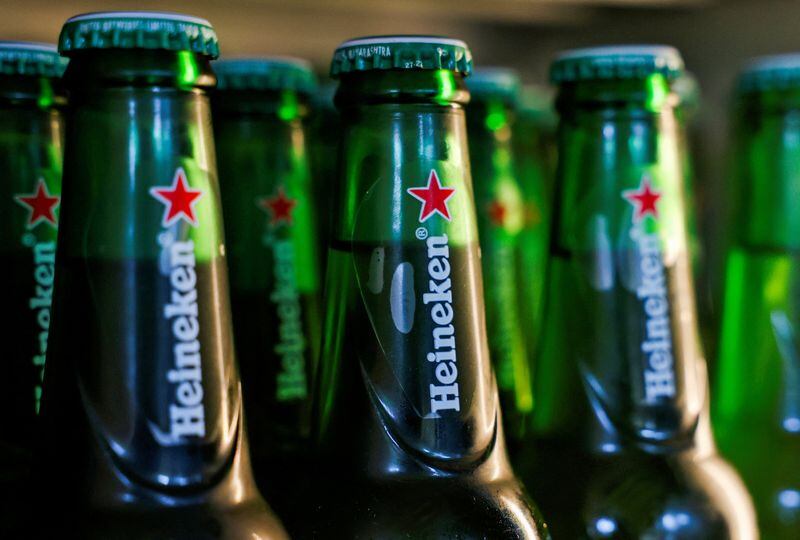 FOTO DE ARCHIVO: Botellas de cerveza Heineken se exhiben en una hielera en un bar en Gurugram, India, el 26 de noviembre de 2024. REUTERS/Priyanshu Singh