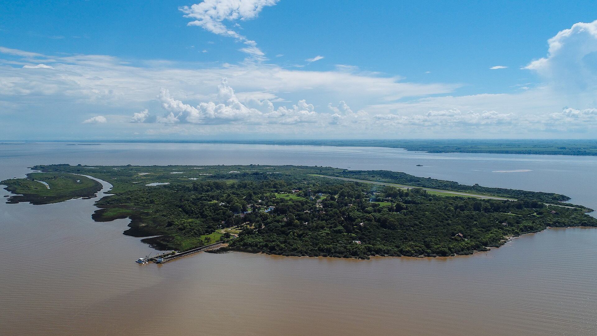 El acceso a la isla Martín García es exclusivamente fluvial, con salidas regulares desde Tigre y opciones de excursiones privadas desde Puerto Madero (Argentina.gob.ar)