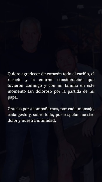 Texto de agradecimiento de Leo Messi superpuesto a una fotografía oscura con dos figuras masculinas borrosas