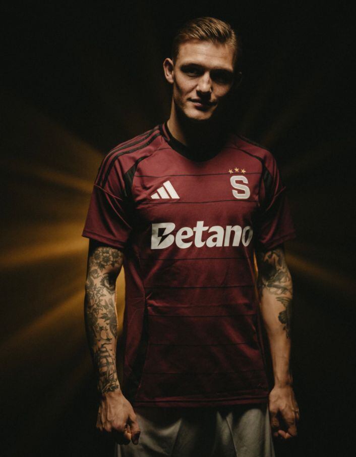 El préstamo de Oliver Sonne al Sparta Praga abrió una nueva etapa en la carrera del lateral, quien busca consolidarse en el fútbol europeo con mayor protagonismo. (Facebook / ACSpartaPraha)