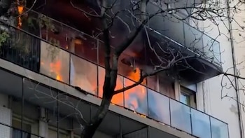 Impactante incendio en un departamento lindero al edificio en el que vive Cristina Kirchner