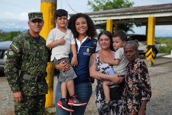 Jéssica Sánchez, sus dos hijos y Blair Córdoba reaparecieron en el barrio Medrano de Quibdó después de más de 50 horas de incertidumbre - crédito @NubiaCarolinaCC/X