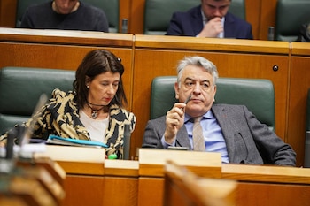 06/02/2025 La portavoz del PP en el Parlamento Vasco, Laura Garrido, y el presidente del PP vasco, Javier de Andrés, durante el primer pleno del año en el Parlamento Vasco, a 6 de febrero de 2025, en Vitoria-Gasteiz, Álava, País Vasco (España). El pleno ha comenzado con un minuto de silencio en memoria del parlamentario del PP Gregorio Ordóñez, asesinado el 23 de enero de 1995 por ETA. En el exterior de la Cámara, se ha colocado una fotografía de Ordóñez y se mantendrá encendido un pebetero frente a la escultura en memoria de las víctimas del terrorismo, ubicado junto a la entrada del Parlamento.
POLITICA
Iñaki Berasaluce - Europa Press