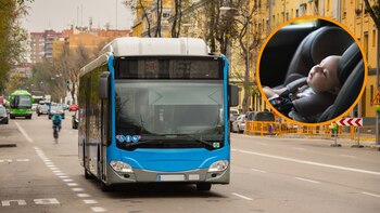 Autobús y un bebé durmiendo.
