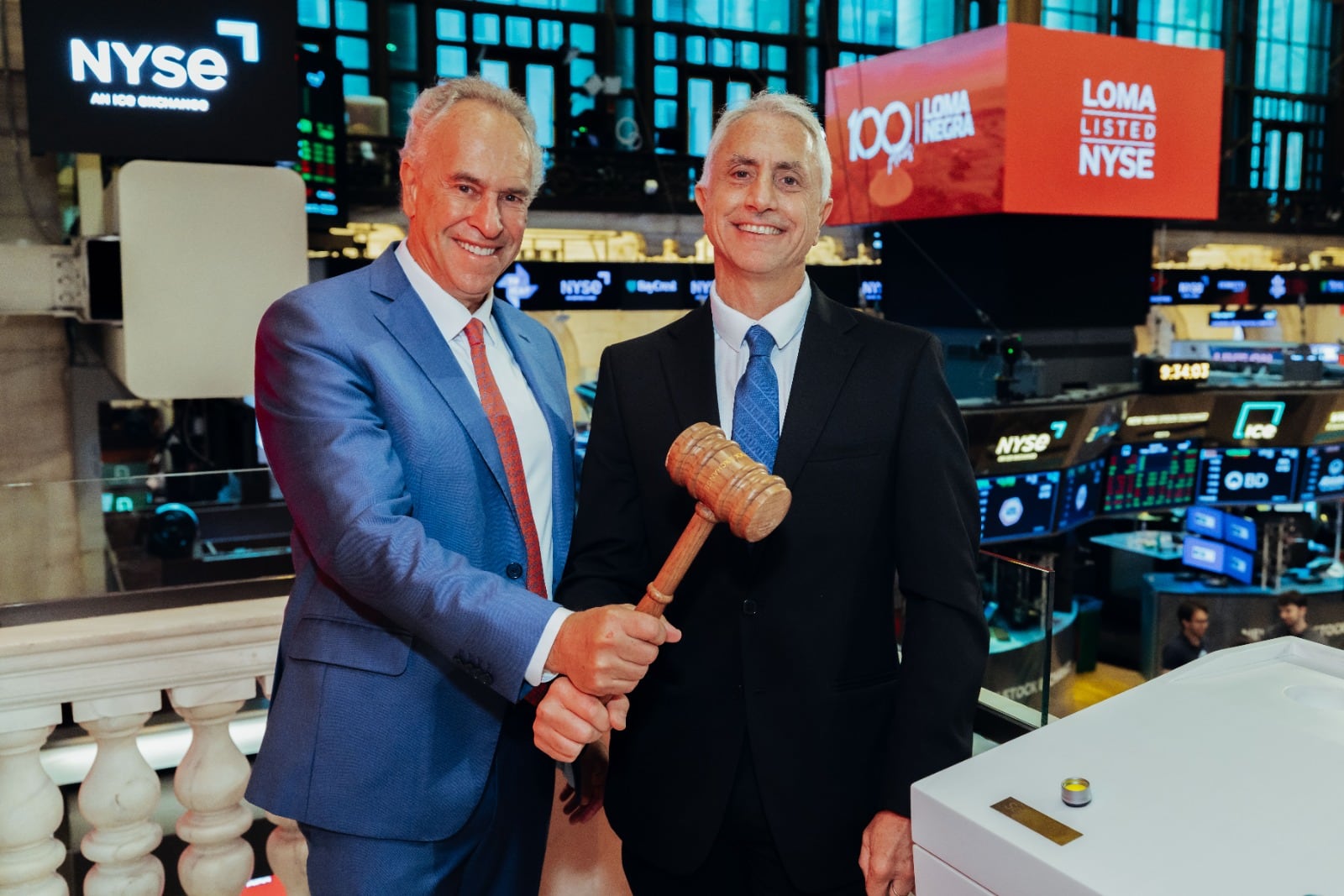 Marcelo Mindlin y Sergio Faifman tocan la campana de apertura del mercado por Loma Negra en la Bolsa de Nueva York.