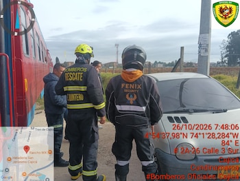 Las autoridades indagan si el conductor del vehículo intentó cruzar antes del paso del tren o si sufrió una distracción - crédito Bomberos Cajicá