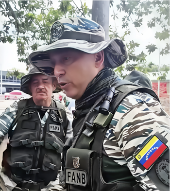 Primer plano de dos hombres con uniformes militares de camuflaje, chalecos tácticos y sombreros. Uno lleva un parche de la bandera de Venezuela en el brazo