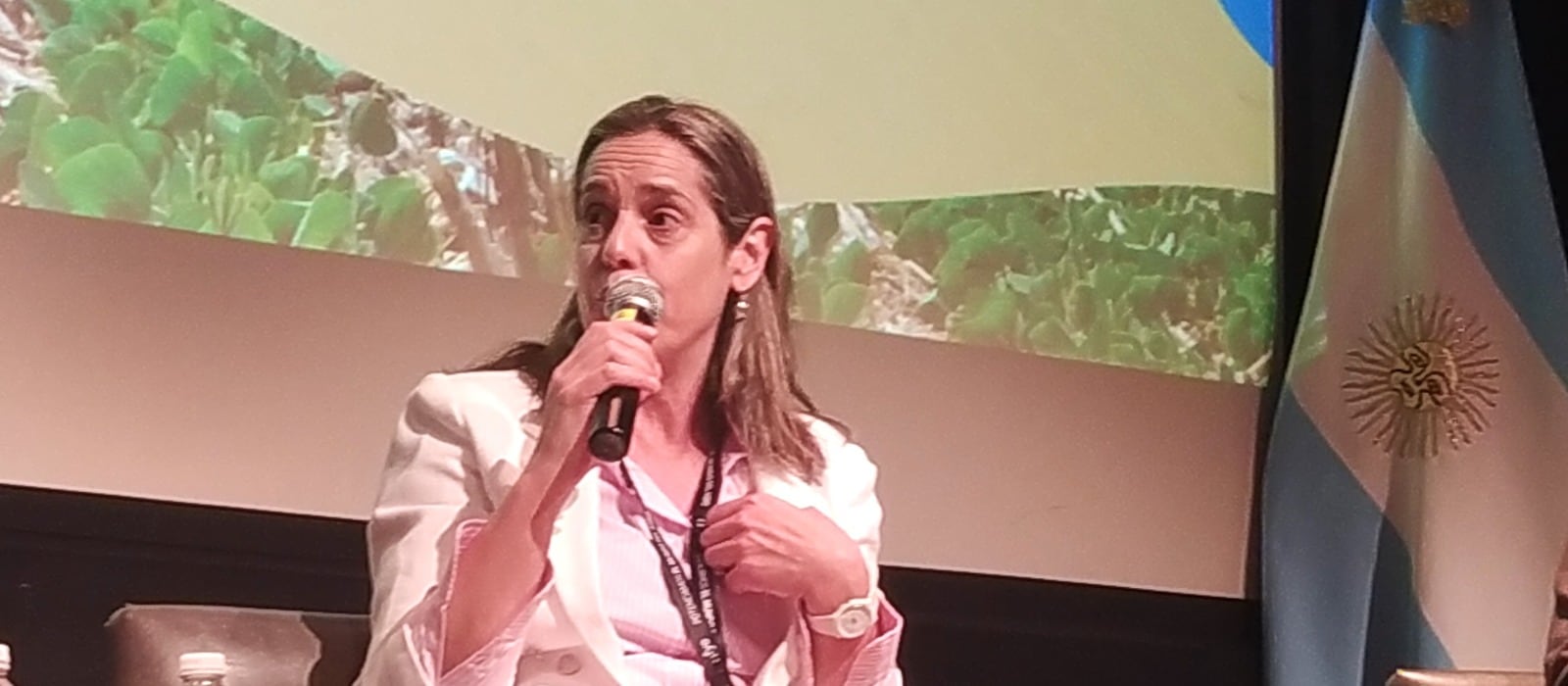 Sarnari, quien en 2025 se transformó en la primera mujer en conducir la Federación Agraria después de 112 años de liderazgos masculinos, revalidó su liderazgo en el Congreso Anual de la entidad al obtener el 95,5% de los votos de los productores federados (FAA)