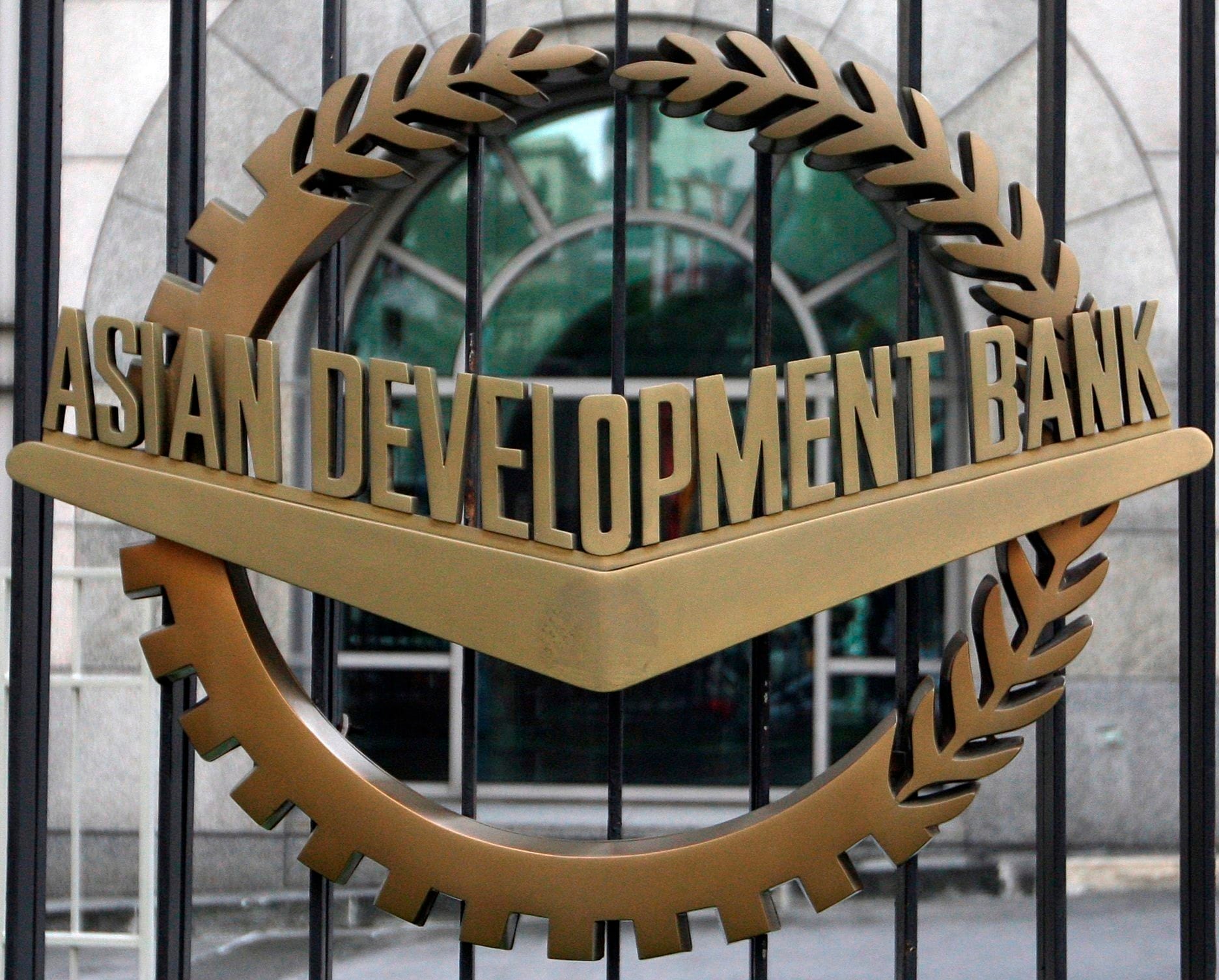 Vista del logotipo del Banco Asiático de Desarrollo (ABD) en la sede de la entidad en la ciudad Mandaluyong, este de Manila (Filipinas) (EFE/Rolex Dela Pena/Archivo)