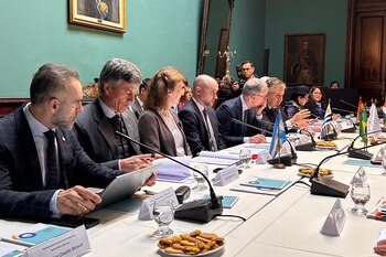 Diana Mondino y Marcelo Cima, secretario de Relaciones Económicas de la Cancillería, en una reunión de cancilleres del Mercosur en Uruguay