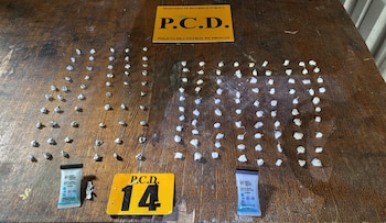 Evidencia decomisada en el allanamiento: dosis de crack, marihuana, dinero en efectivo, un arma de fuego y herramientas para la dosificación de estupefacientes. Crédito: Ministerio de Seguridad Pública