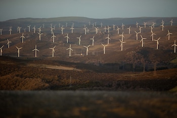 Varios aerogeneradores en el parque eólico de Vilachá, a 15 de marzo de 2024, en Lugo, Galicia (España).