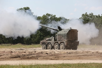 Imagen del sistema de artillería sobre ruedas Remote-Controlled Howitzer 155 mm (RCH 155) de 52 calibres. Fotografiado en un área de entrenamiento militar en Alemania.