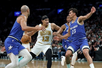 El play-in definirá a los últimos cuatro equipos clasificados a la postemporada. (Foto AP/Mark Stockwell)