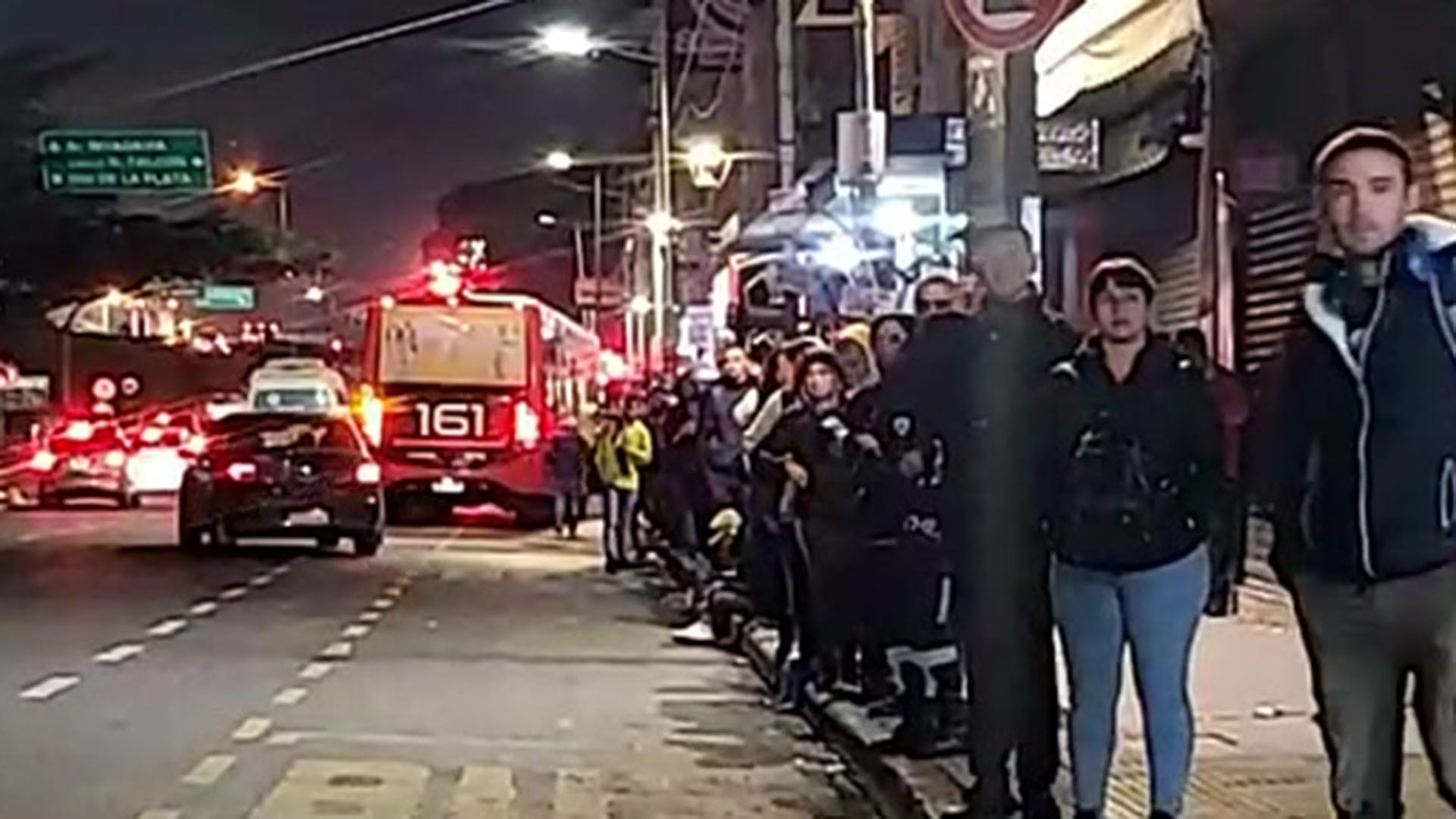 Demoras de colectivos en Liniers y Constitución: numerosas líneas confirmaron su adhesión al paro