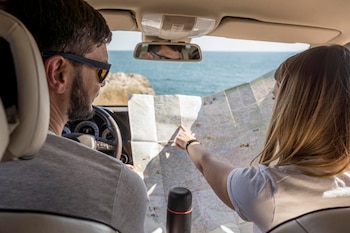 Los expertos recomiendan realizar paradas cuando hacemos viajes largos en coche (Magnific)