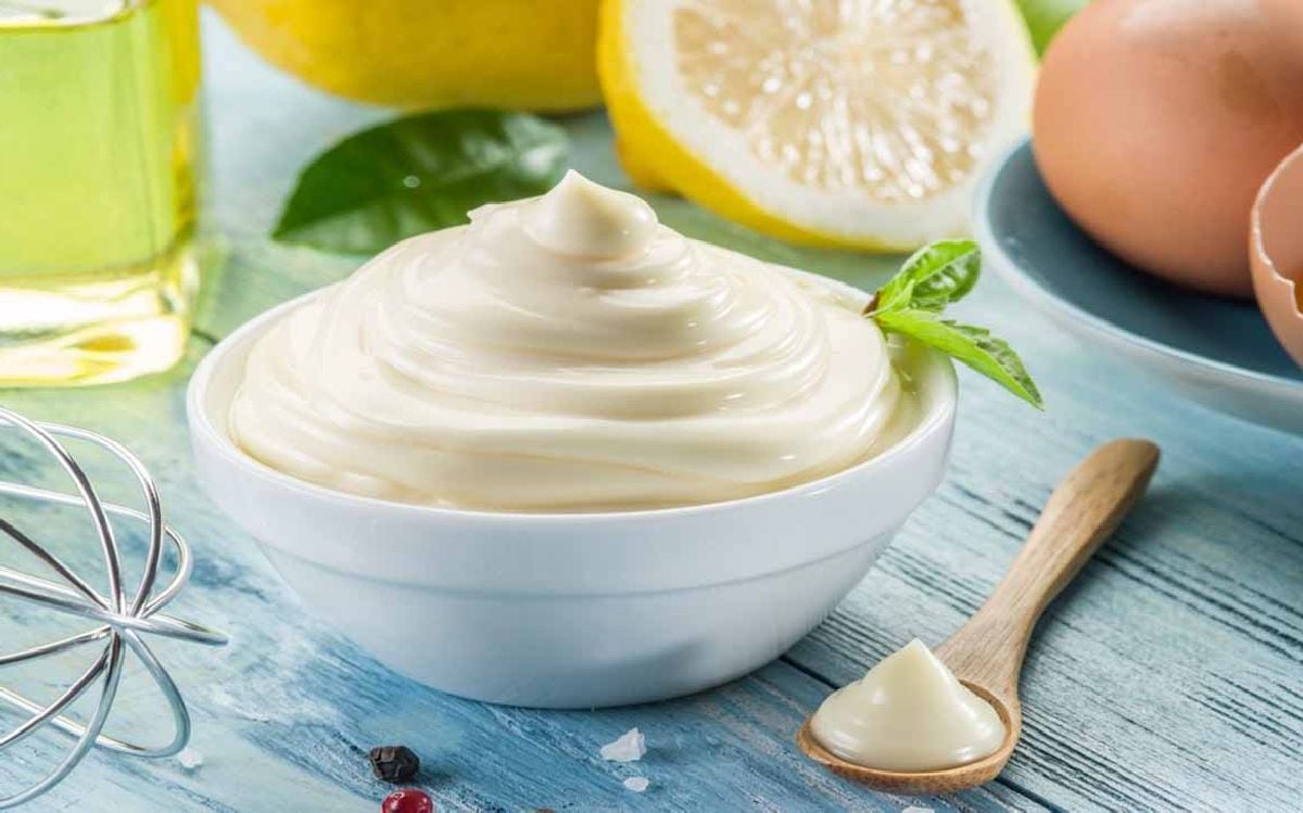 La mayonesa sin abrir resiste el paso del tiempo por su acidez y proceso de envasado estéril (OK Diarios/Pinterest)