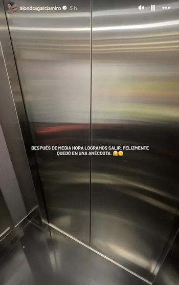 Captura de pantalla de una historia de redes sociales con puertas metálicas de ascensor y un mensaje en letras blancas sobreimpreso