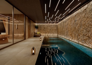 Una piscina interior en la villa de nueva construcción a la venta en Son Vida. (Vall Sol Mallorca)