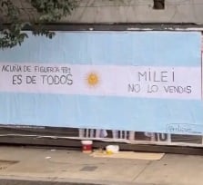 El cartel de protesta que figura en la fachada del predio que el Estado nacional rematará, por cuarta vez, el 20 de agosto