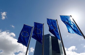 Banderas de la Unión Europea ondean frente a la sede del Banco Central Europeo (BCE) en Fráncfort, Alemania. (REUTERS/Kai Pfaffenbach)