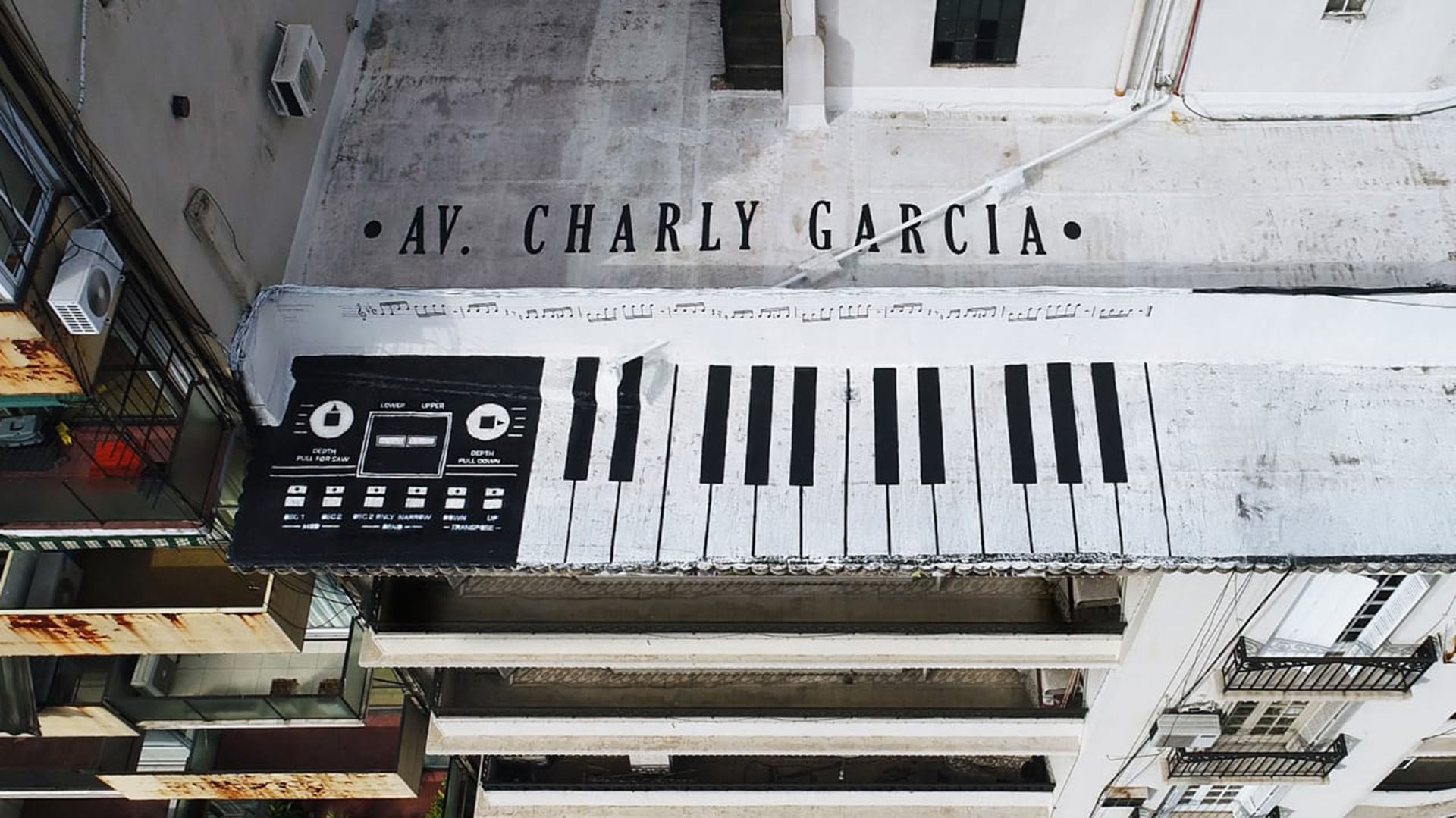 Charly en la ciudad 2: un mural homenaje en el edificio de la Avenida Coronel Díaz, su vivienda durante años
