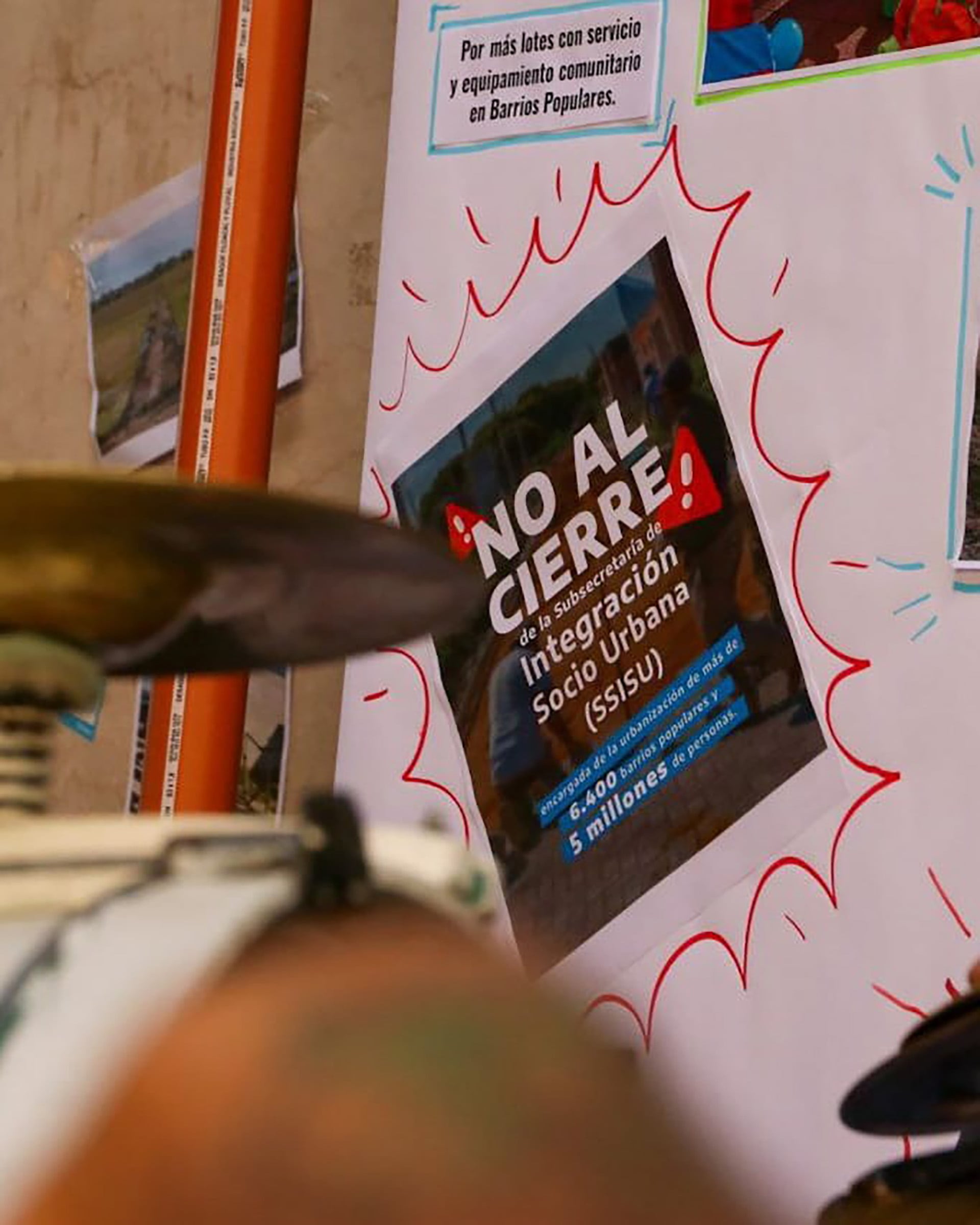 Un afiche en la pared muestra el lema