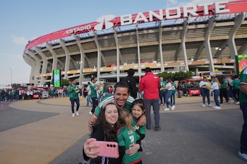 Aficionados llegan al Estadio Azteca para el partido amistodo entre las selecciones de México y Portugal, el sábado 28 de marzo de 2026, en Ciudad de México. (AP Foto/Fernando Llano)