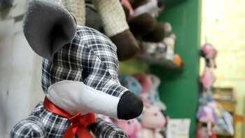Realizan peluches con ropa de