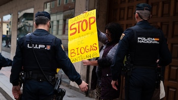 Una mujer se enfrenta a varios agentes de Policía durante una concentración contra la instalación de una macroplanta de biogás en Palencia. (Isa Saiz/Europa Press)