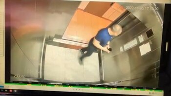 Uno de los sospechosos ingresando