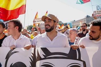 El eurodiputado por Se Acabó la Fiesta, Alvise Pérez (c) participa en la "marcha por la dignidad" para pedir la dimisión del presidente del Gobierno. (Daniel González/EFE)