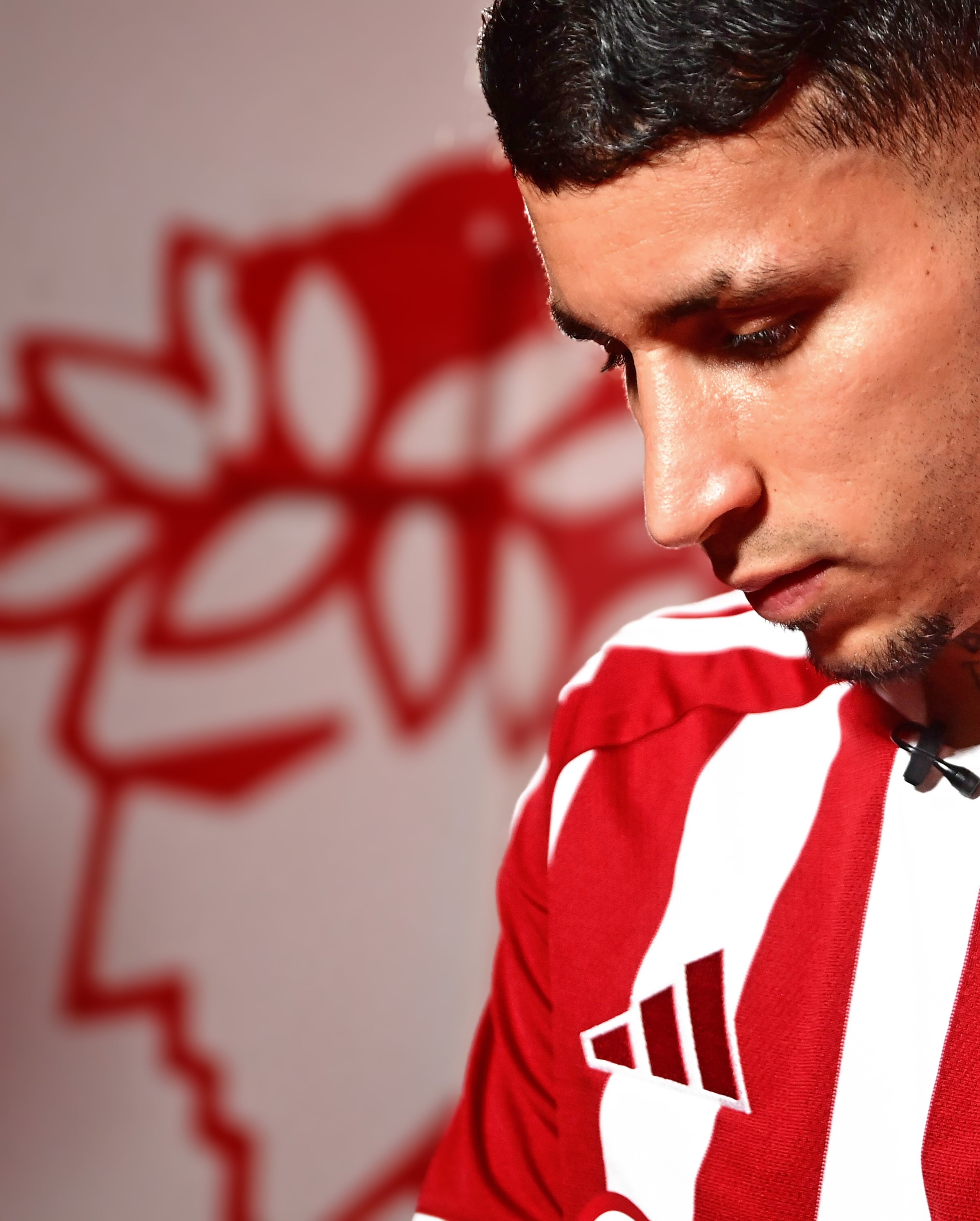 El exjugador del Racing de Santander de España tendrá su cuarta experiencia en el fútbol europeo tras -crédito @olympiacosfc/X
