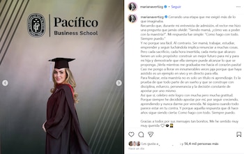 Mariana Vértiz, mujer de cabello rubio, sonríe vestida con toga y birrete de graduación negro con borla blanca, frente al logo de Pacífico Business School